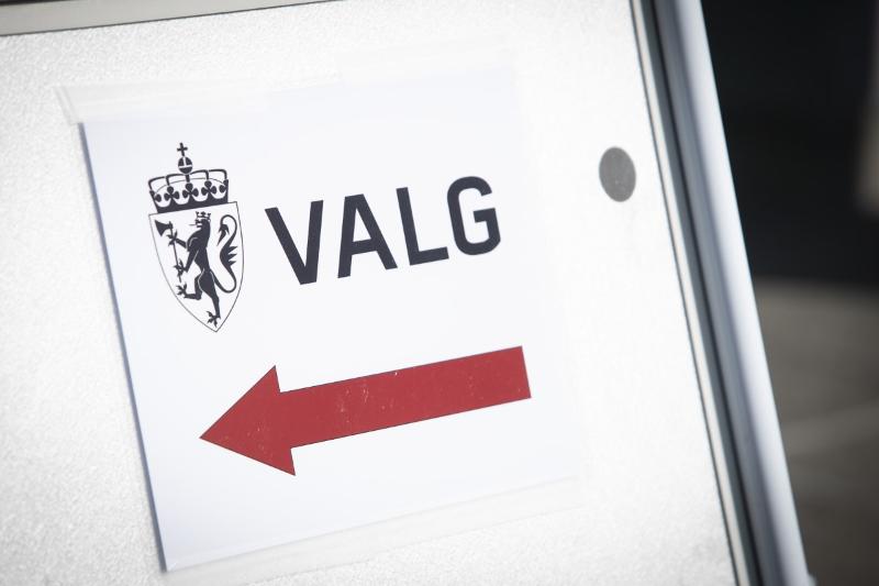 Eit lite skilt kor det st&aring;r VALG med ein raud pil til h&oslash;gre.